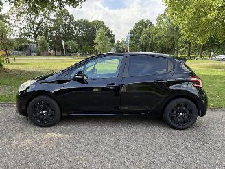 Peugeot 208  picture 2