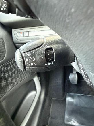 Peugeot 208  picture 18