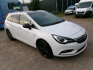 Opel Astra 1.6 CDTI Business Break - Black Edition picture 3