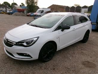 Opel Astra 1.6 CDTI Business Break - Black Edition picture 2