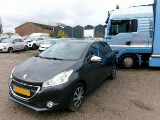 damaged passenger cars Peugeot 208 1.2 Allure 5 Drs 2013/9