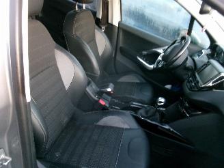 Peugeot 2008 1.2 Allure picture 18
