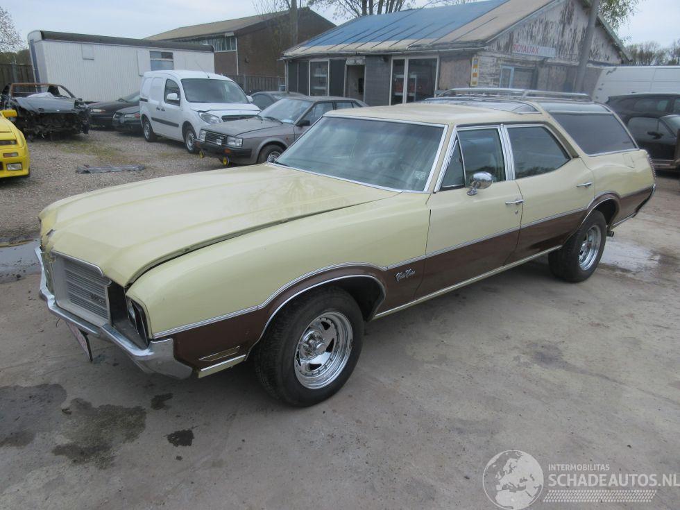 Oldsmobile Cutlass Vista Cruiser - Wagon V8 - Two Tone