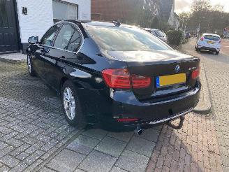 Voiture accidenté BMW 3-serie 320D Edition Luxory Sedan 2013/4