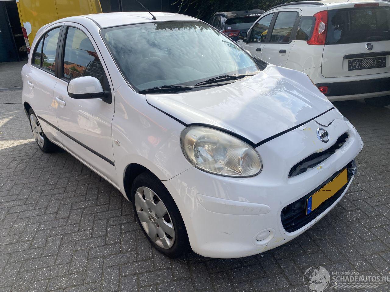 Nissan Micra Automaat 1.2 72KW Dig-S Acenta Motor loopt.