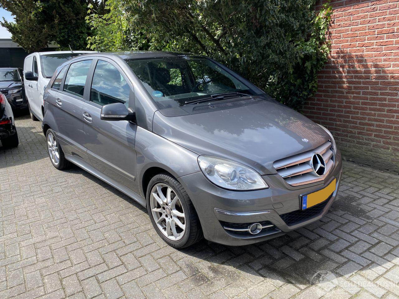Mercedes B-klasse Auto is Gereserveerd.180 Business Class automaatbak en motor uitgevallen VASTE PRIJS/FINAL PRICE