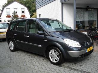 Damaged car Renault Grand-scenic 120 pk dci 7 pers dynamique 2005/2