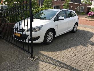 krockskadad bil auto Opel Astra 1.7 CDTi 16V 110pk business 2013/6