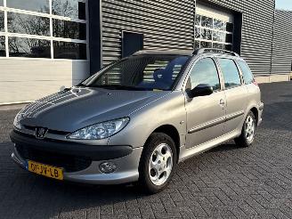 Vaurioauto  passenger cars Peugeot 206 SW 1.4 Combi/o  Benzine 1.360cc 55kW (75pk) FWD 2002/9