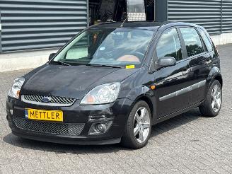 uszkodzony samochody osobowe Ford Fiesta 1.25 16V Hatchback  Benzine 1.242cc 55kW (75pk) FWD 2006/1