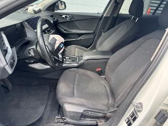 BMW 1-serie Navi, Camera, Stoelverwarming,118i TwinPower 12V Benzine 1.499cc 103kW (140pk) picture 11
