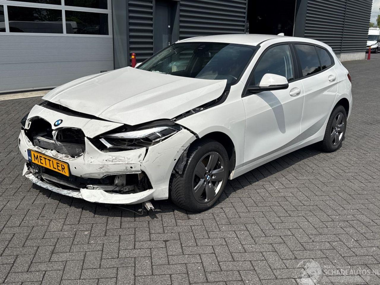 BMW 1-serie Navi, Camera, Stoelverwarming,118i TwinPower 12V Benzine 1.499cc 103kW (140pk)