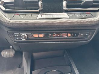 BMW 1-serie Navi, Camera, Stoelverwarming,118i TwinPower 12V Benzine 1.499cc 103kW (140pk) picture 16