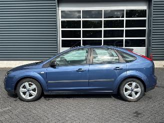 Ford Focus 1.6 16V Hatchback  Benzine 1.596cc 74kW (101pk) FWD airco picture 2