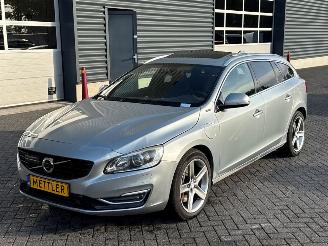 skadebil auto Volvo V-60 2.4 D6 20V Plug-in Hybrid AWD Combi/o  Elektrisch Diesel 2.401cc 206kW (280pk) 4x4 2014/3