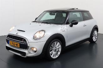 Voiture accidenté Mini Cooper S 2.0 16V Cooper S Hatchback 2Dr Benzine 1.998cc 141kW (192pk) FWD 2014/8