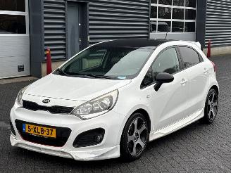 Schadeauto Kia Rio 1.4 CVVT 16V Hatchback  Benzine 1.396cc 80kW (109pk) FWD 2014/9