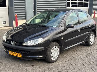 Damaged car Peugeot 206 1.4 XR,XS,XT,Gentry Hatchback  Benzine 1.360cc 55kW (75pk) FWD 2007/4