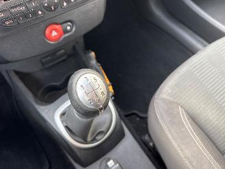 Renault Clio 1.2 16V 75 Hatchback  Benzine 1.149cc 55kW (75pk) FWD picture 18