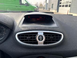 Renault Clio 1.2 16V 75 Hatchback  Benzine 1.149cc 55kW (75pk) FWD picture 15