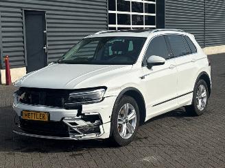 Vaurioauto  passenger cars Volkswagen Tiguan R-line 1.5 TSI 16V Evo BlueMotion Technology SUV  Benzine 1.498cc 110kW (150pk) FWD 2020/1