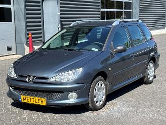 Unfallwagen Peugeot 206 1.4 Combi/o  Benzine 1.360cc 55kW (75pk) FWD 2006/1