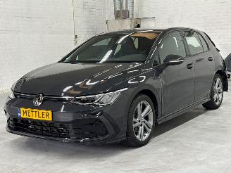 uszkodzony samochody osobowe Volkswagen Golf 1.5 eTSI R-Line Hatchback  Elektrisch Benzine 1.498cc 96kW (131pk) FWD 2023/12