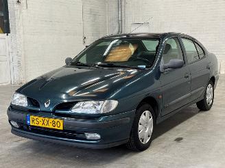 krockskadad bil auto Renault Mégane 1.6i Sedan 4Dr Benzine 1.598cc 66kW (90pk) FWD 1997/6