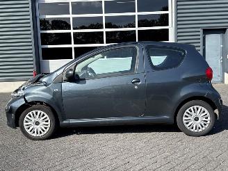Toyota Aygo 1.0 12V VVT-i Hatchback  Benzine 998cc 50kW (68pk) FWD picture 2