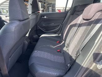 Peugeot 308 1.2 12V e-THP PureTech 130 picture 19