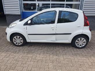 Peugeot 107 1.0 Active picture 2