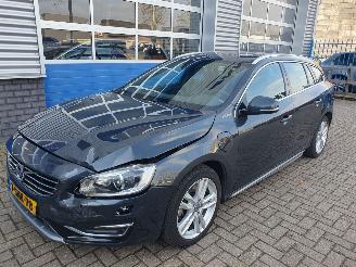 uszkodzony samochody osobowe Volvo V-60 2.4 D6 AWD Plug-In Hybrid Summum 2013/11