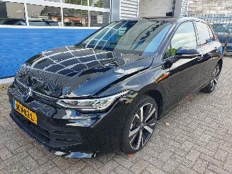 Vaurioauto  passenger cars Volkswagen Golf 1.5 eHybrid Life Edition 2025/11