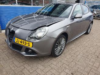 damaged passenger cars Alfa Romeo Giulietta 1.4 Turbo MultiAir Automaat 2016/3