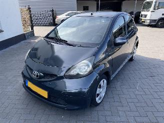 Toyota Aygo 1.0-12V + 5.drs airco N.A.P NL AUTO picture 2