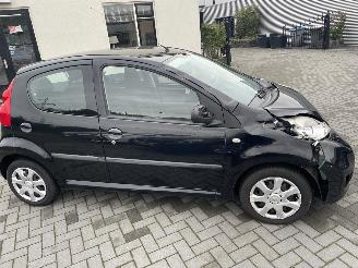 Peugeot 107 1.0-12V XS N.A.P NL AUTO 5.DRS AIRCO picture 6