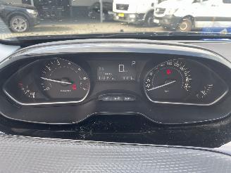 Peugeot 2008 1.2 PureTech Active AUTOMAAT N.A.P PRACHTIG!!! NL AUTO picture 14