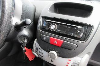 Peugeot 107 1.0-12V XS picture 7
