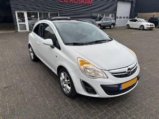 krockskadad bil auto Opel Corsa 1.4 16v Color Edition airco 2012/3