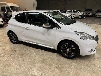 Peugeot 208 1.2 Allure Clima picture 2