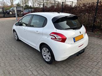 uszkodzony samochody osobowe Peugeot 208 1.2  Automaat  5-drs Nap Envy 2014/1