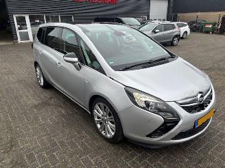 krockskadad bil auto Opel Zafira 1.4 Cosmo Pano 140pk 2013/3