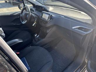 Peugeot 208 1.2 5-drs Signature NAP picture 10