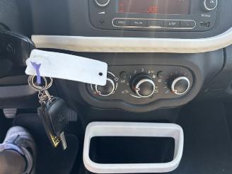Renault Twingo 1.0 SCE Collection picture 12