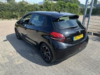 skadebil auto Peugeot 208 1.2 5-drs airco 2017/11