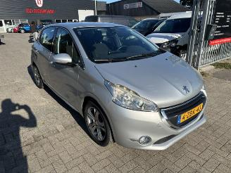 krockskadad bil auto Peugeot 208 1.2 5-drs Clima 2014/3