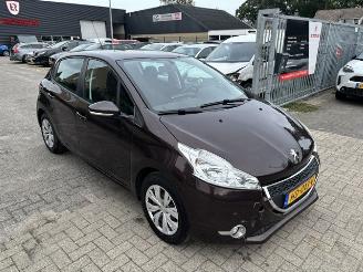 damaged passenger cars Peugeot 208 1.2 Vti 5-drs airco 2012/10