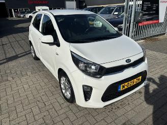 Damaged car Kia Picanto 1.0 5-drs ExecutiveLine 2017/1
