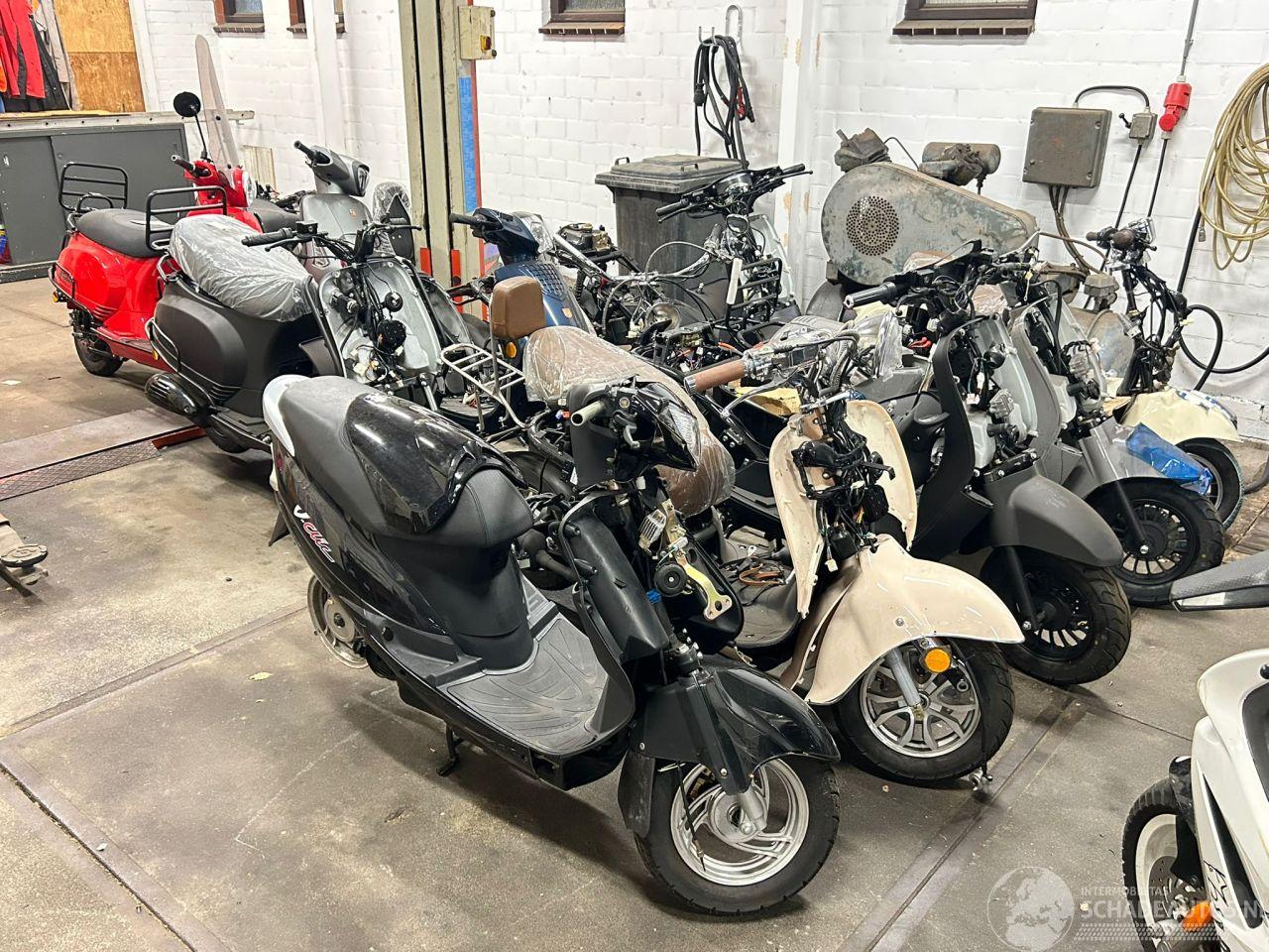 AGM  Partij 12 nieuwe scooters