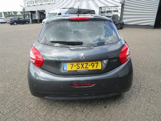 Peugeot 208 1.2 VTI Envy 5drs picture 4